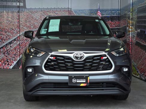 Used 2022 Toyota Highlander XLE AWD/4WD image 3