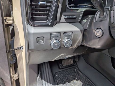Used 2023 GMC Sierra 1500 AT4 w/ AT4 Premium Package AWD/4WD image 17