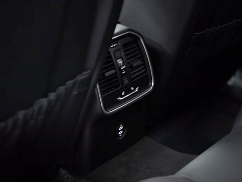 Certified 2026 Porsche Macan AWD/4WD image 35