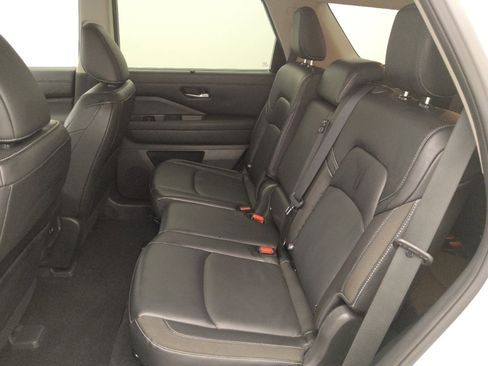 Used 2022 Nissan Pathfinder SL w/ Lighting Package (N92) FWD image 18