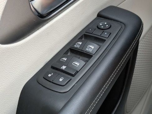 Used 2023 Chrysler Pacifica Touring-L FWD image 23