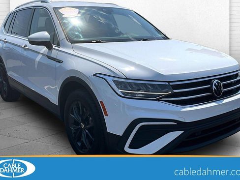 Used 2024 Volkswagen Tiguan SE FWD image 1