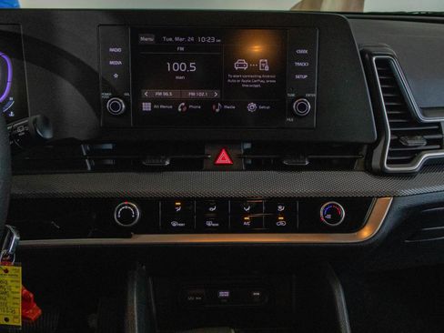 Used 2025 Kia Sportage LX image 4