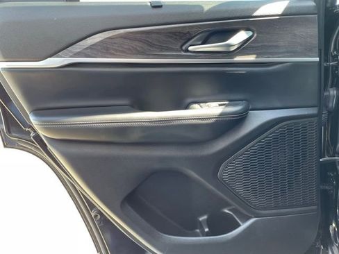 Used 2024 Jeep Grand Cherokee Limited w/ Luxury Tech Group II image 18