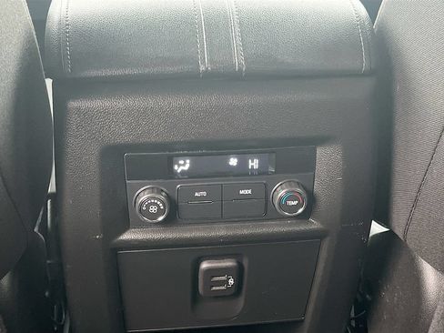 Used 2023 Chevrolet Traverse LT FWD image 24