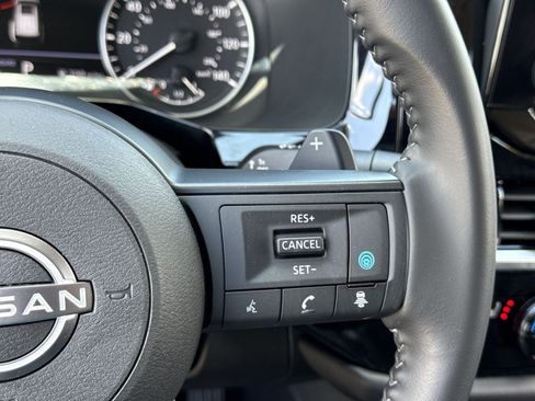 Used 2025 Nissan Pathfinder SV FWD image 33