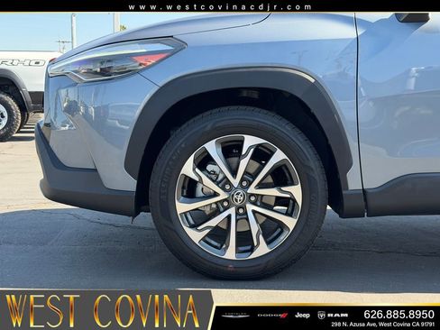 Used 2023 Toyota Corolla Cross XLE w/ Convenience Package FWD image 9