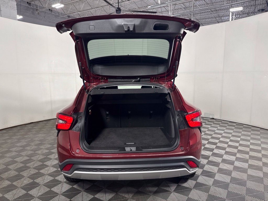 Used 2025 Chevrolet Trax LT FWD image 8