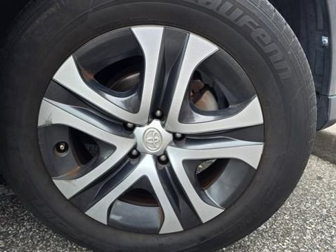 Used 2018 Toyota RAV4 LE FWD image 13
