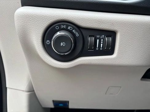 Used 2024 Chrysler Pacifica Touring-L image 11