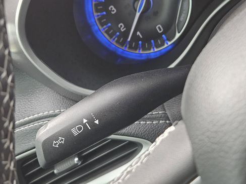 Used 2025 Chrysler Pacifica Select image 25