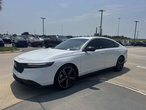 Used 2025 Honda Accord Sport image 3