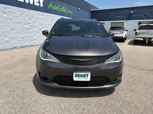 Used 2018 Chrysler Pacifica Limited w/ S Appearance Package FWD image 8