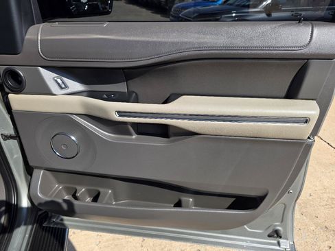 Used 2019 Ford Expedition XLT w/ Equipment Group 202A AWD/4WD image 18