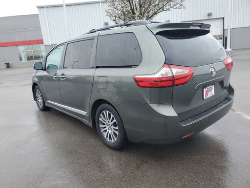 Used 2018 Toyota Sienna XLE Premium image 3