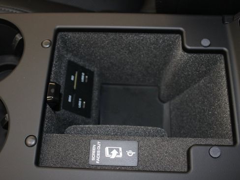 New 2026 Porsche Macan image 32