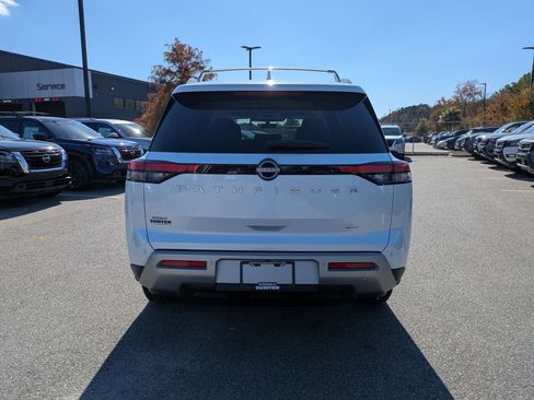 New 2025 Nissan Pathfinder SL image 5