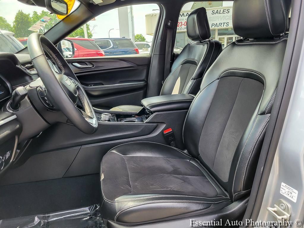 Used 2023 Jeep Grand Cherokee L Laredo RWD image 10