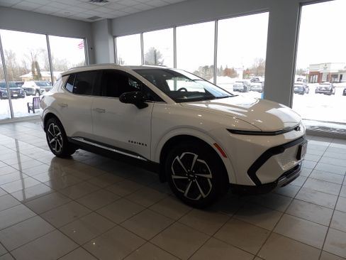 Used 2024 Chevrolet Equinox EV LT w/ LPO, Trailering Package image 3