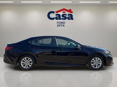 Used 2025 Toyota Camry SE image 2