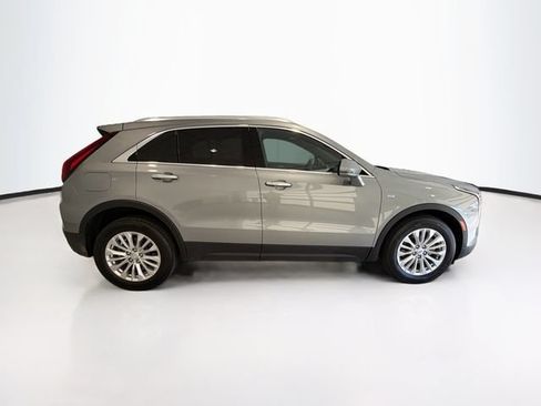 Used 2024 Cadillac XT4 Luxury w/ Cold Weather Package FWD image 8