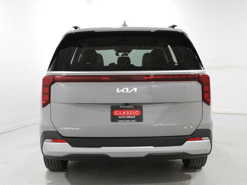 Used 2025 Kia Carnival EX image 22