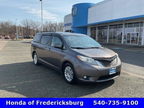 Used 2011 Toyota Sienna XLE w/ XLE Navigation Pkg image 8