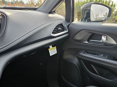 New 2026 Chrysler Pacifica Select image 24