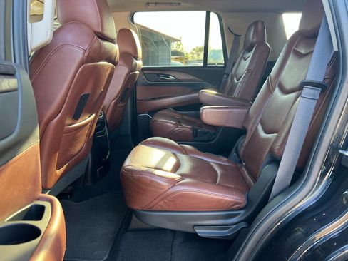 Used 2017 Cadillac Escalade Luxury AWD/4WD image 25