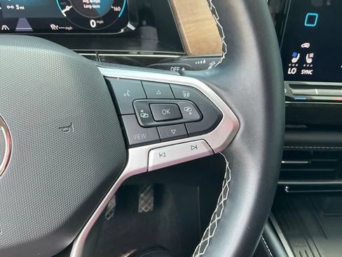 Used 2025 Volkswagen Atlas SE FWD image 25