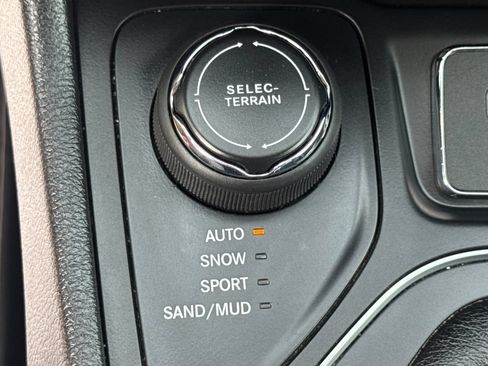 Used 2019 Jeep Cherokee Latitude Plus w/ Cold Weather Group AWD/4WD image 47
