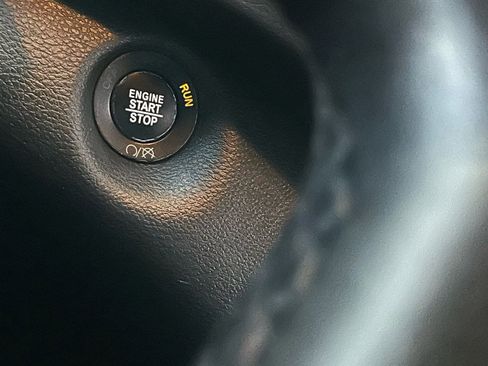 Used 2019 Jeep Cherokee Latitude Plus w/ Comfort/Convenience Group image 16