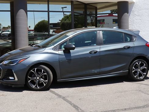 Used 2019 Chevrolet Cruze LT w/ Convenience Package FWD image 4
