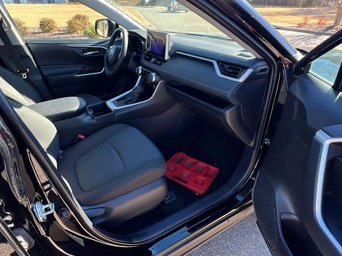 Used 2025 Toyota RAV4 XLE image 20