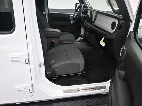 Used 2024 Jeep Gladiator Sport AWD/4WD image 8