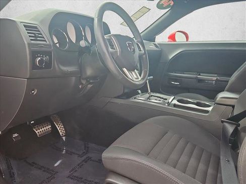 Used 2014 Dodge Challenger SXT image 10