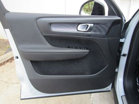 Used 2022 Volvo XC40 P8 Recharge Plus image 14