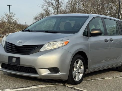 Used 2015 Toyota Sienna L image 1