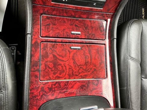 Used 2014 Cadillac Escalade Luxury image 25