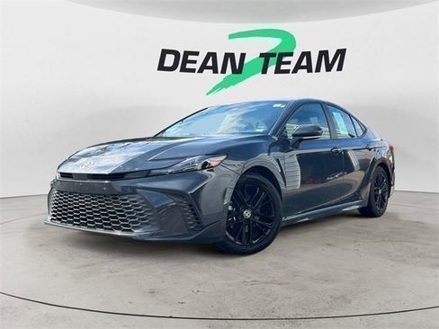 Used 2025 Toyota Camry SE image 4