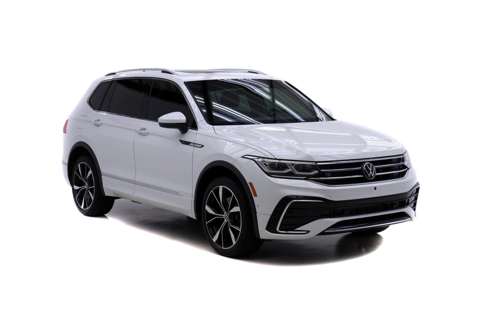 Used 2024 Volkswagen Tiguan SEL R-Line AWD/4WD image 2