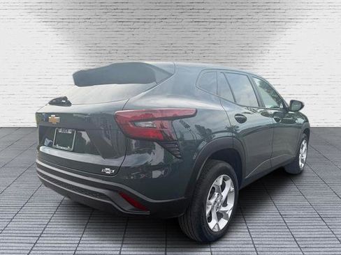 Used 2025 Chevrolet Trax LS w/ LS Convenience Package FWD image 4