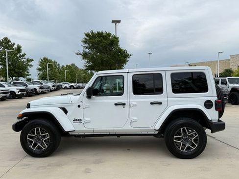 Used 2025 Jeep Wrangler Unlimited Sahara AWD/4WD image 6