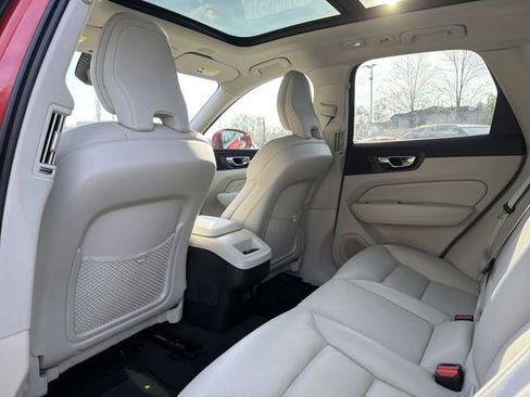 Used 2022 Volvo XC60 B5 Momentum image 13