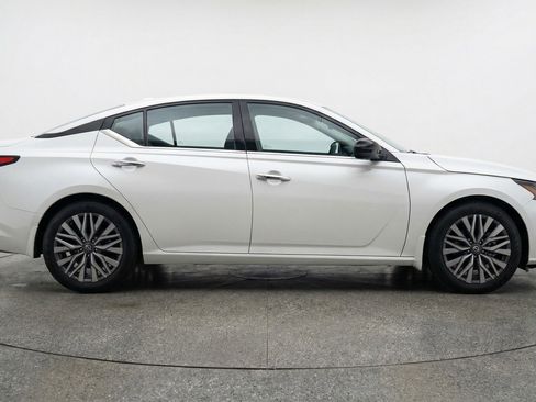 Used 2025 Nissan Altima 2.5 SV image 11
