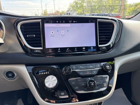 Used 2024 Chrysler Pacifica Touring-L FWD image 34