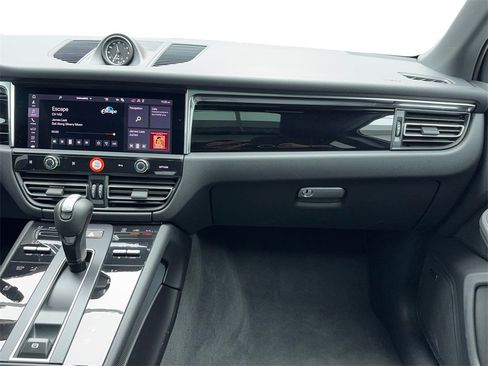 Used 2025 Porsche Macan w/ Premium Package Plus image 19