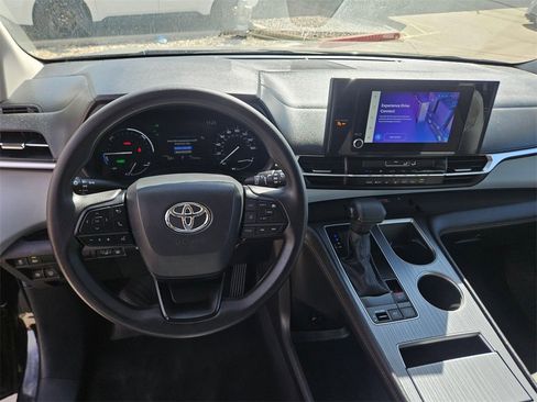 Used 2025 Toyota Sienna LE image 17