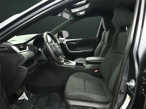 Used 2022 Toyota RAV4 SE image 11