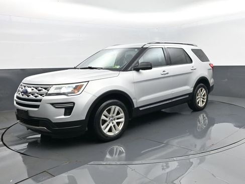 Used 2018 Ford Explorer XLT AWD/4WD image 2